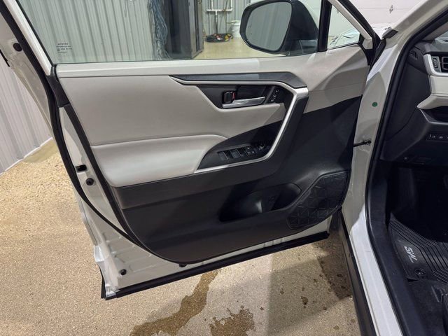 Used 2021 Toyota RAV4 XLE Premium image 14