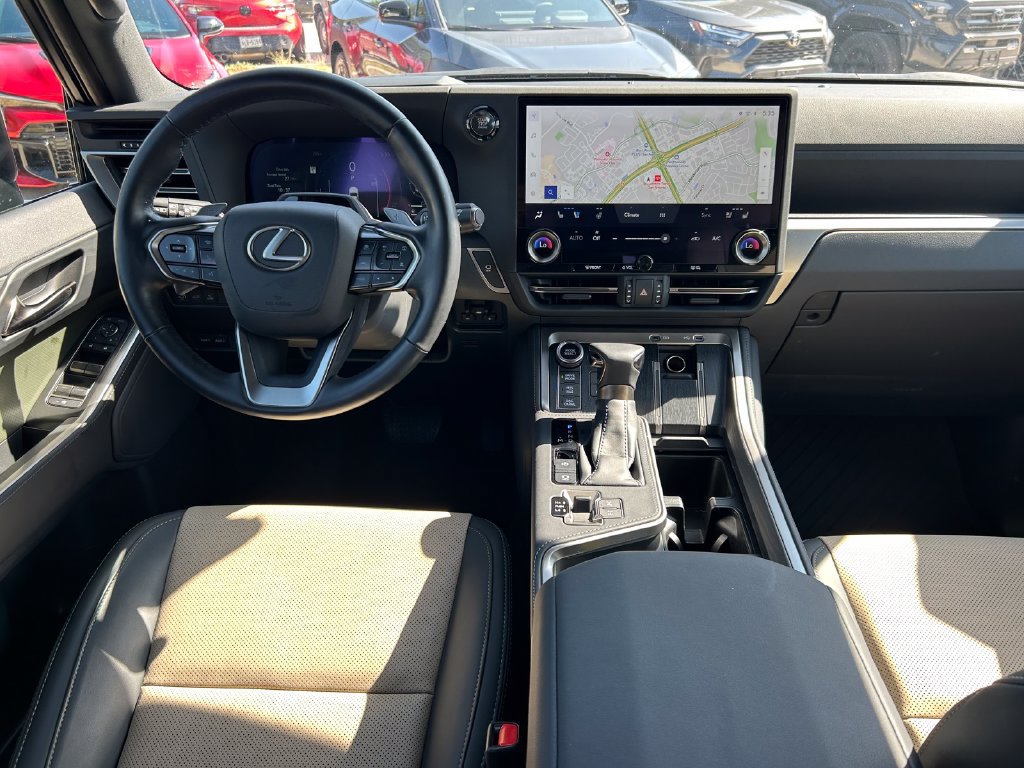 Used 2025 Lexus GX 550 w/ Accessory Package (32) AWD/4WD image 19