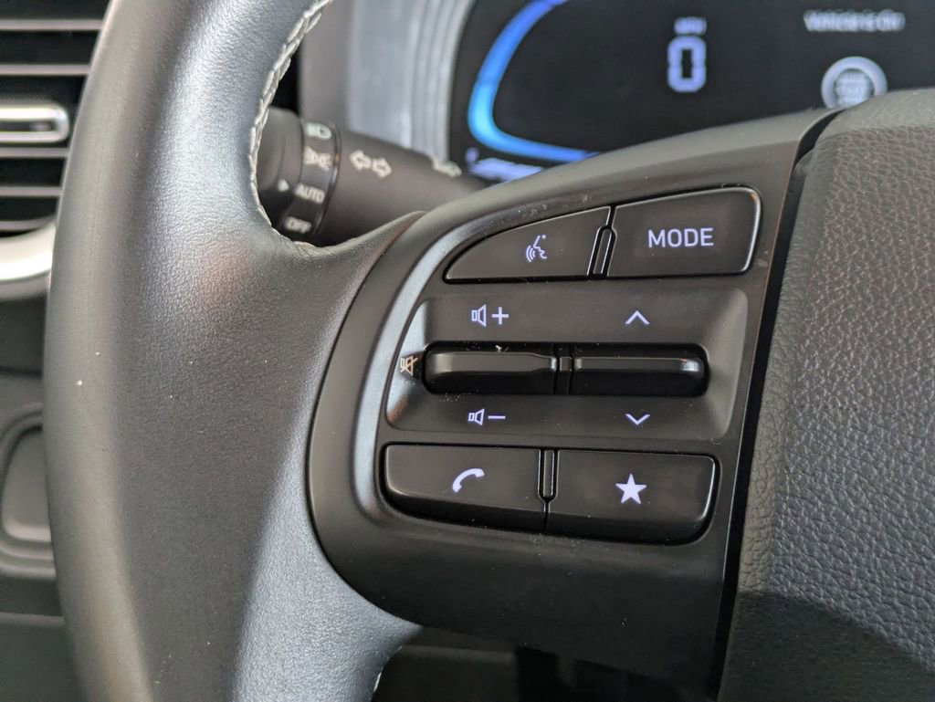 Used 2025 Hyundai Venue SEL FWD image 19