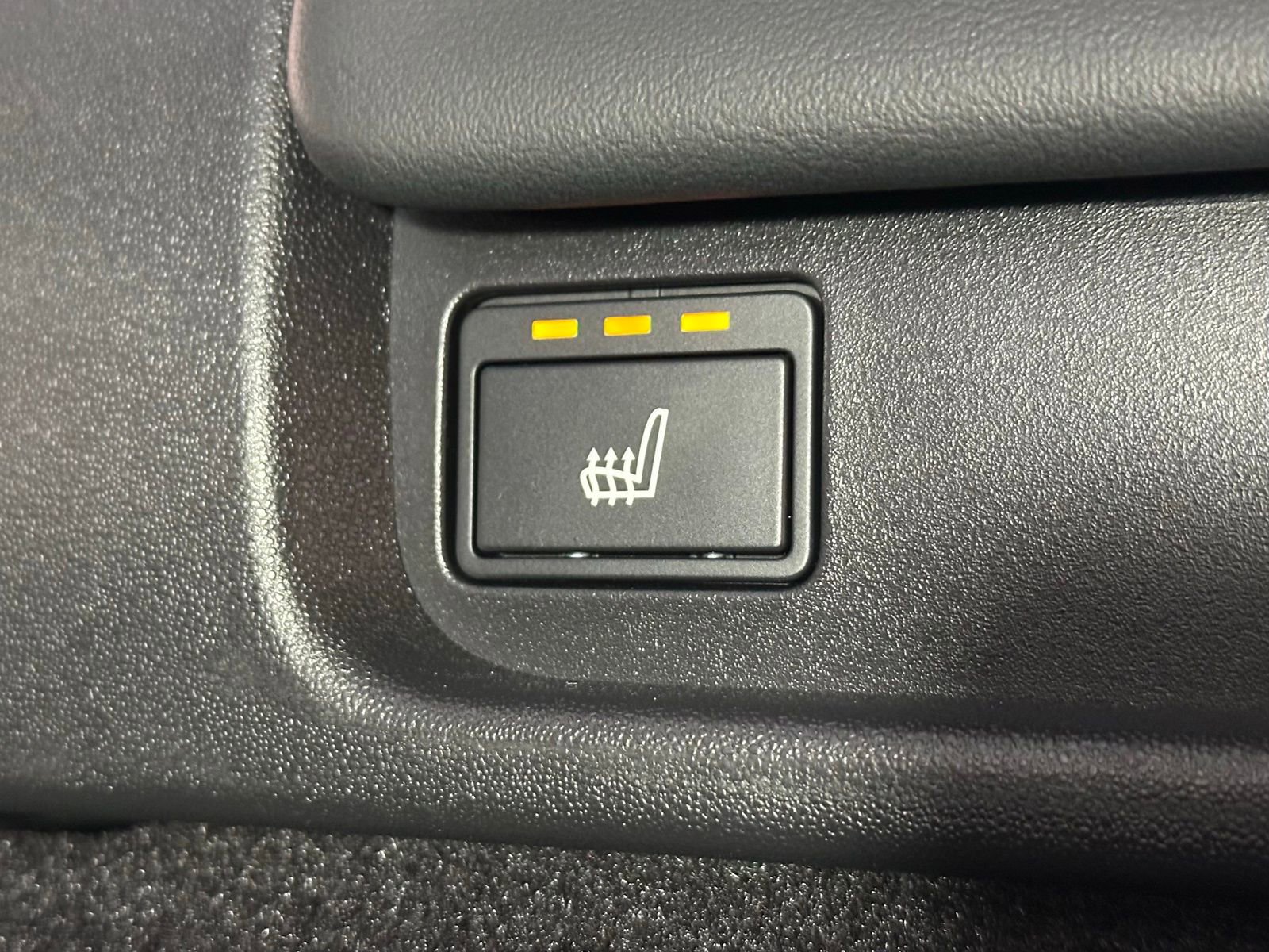 Used 2023 Land Rover Discovery Metropolitan Edition image 36