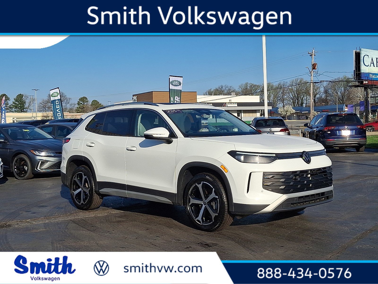 Certified 2025 Volkswagen Tiguan SE image 1