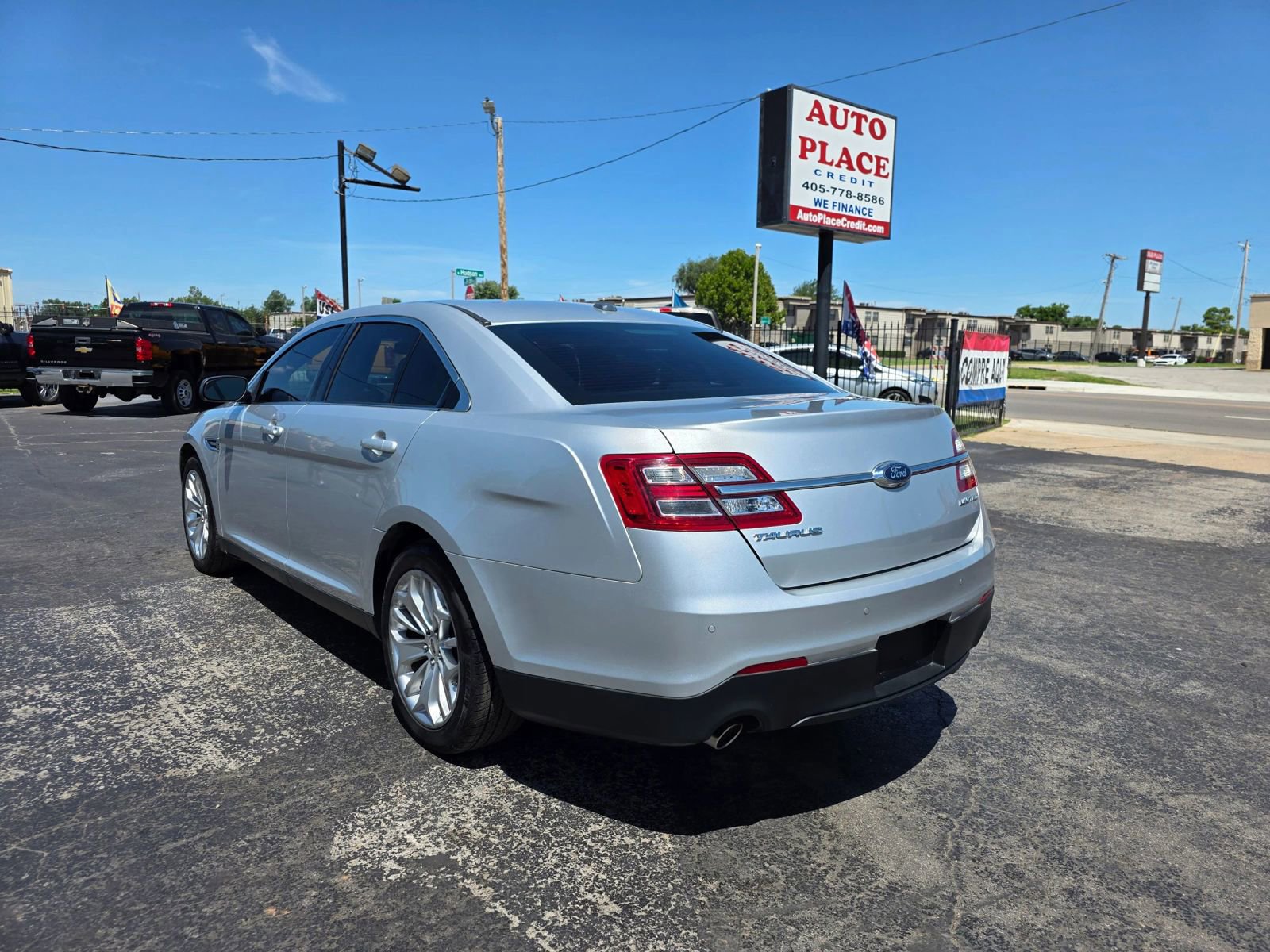 Used 2017 Ford Taurus Limited FWD image 5