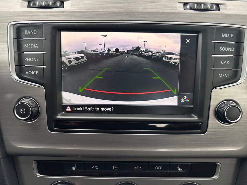 Used 2016 Volkswagen Golf SE image 27