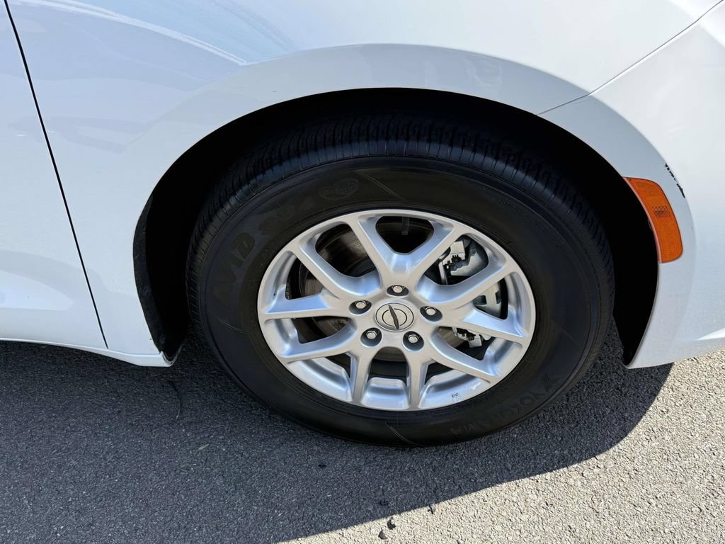 Used 2024 Chrysler Pacifica Touring-L FWD image 11
