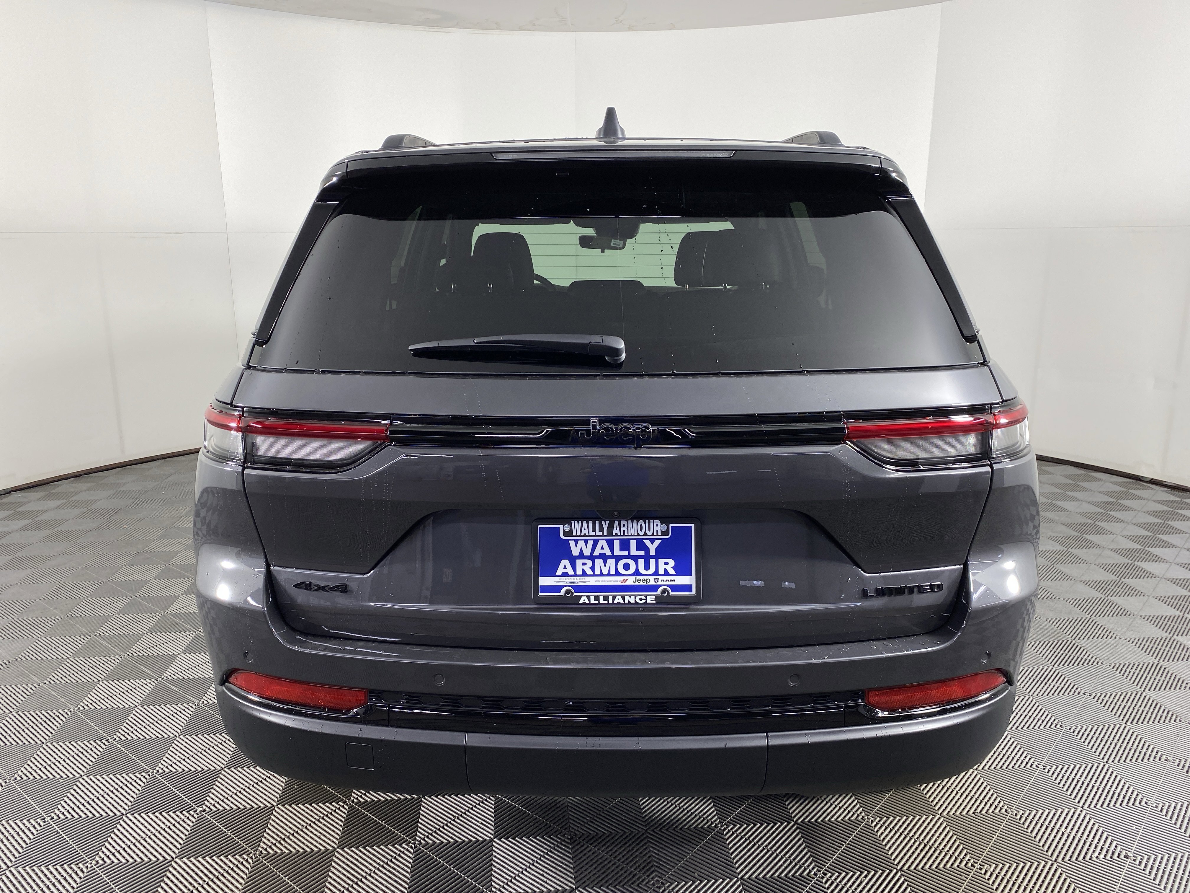 New 2025 Jeep Grand Cherokee Limited w/ Black Appearance Package image 9