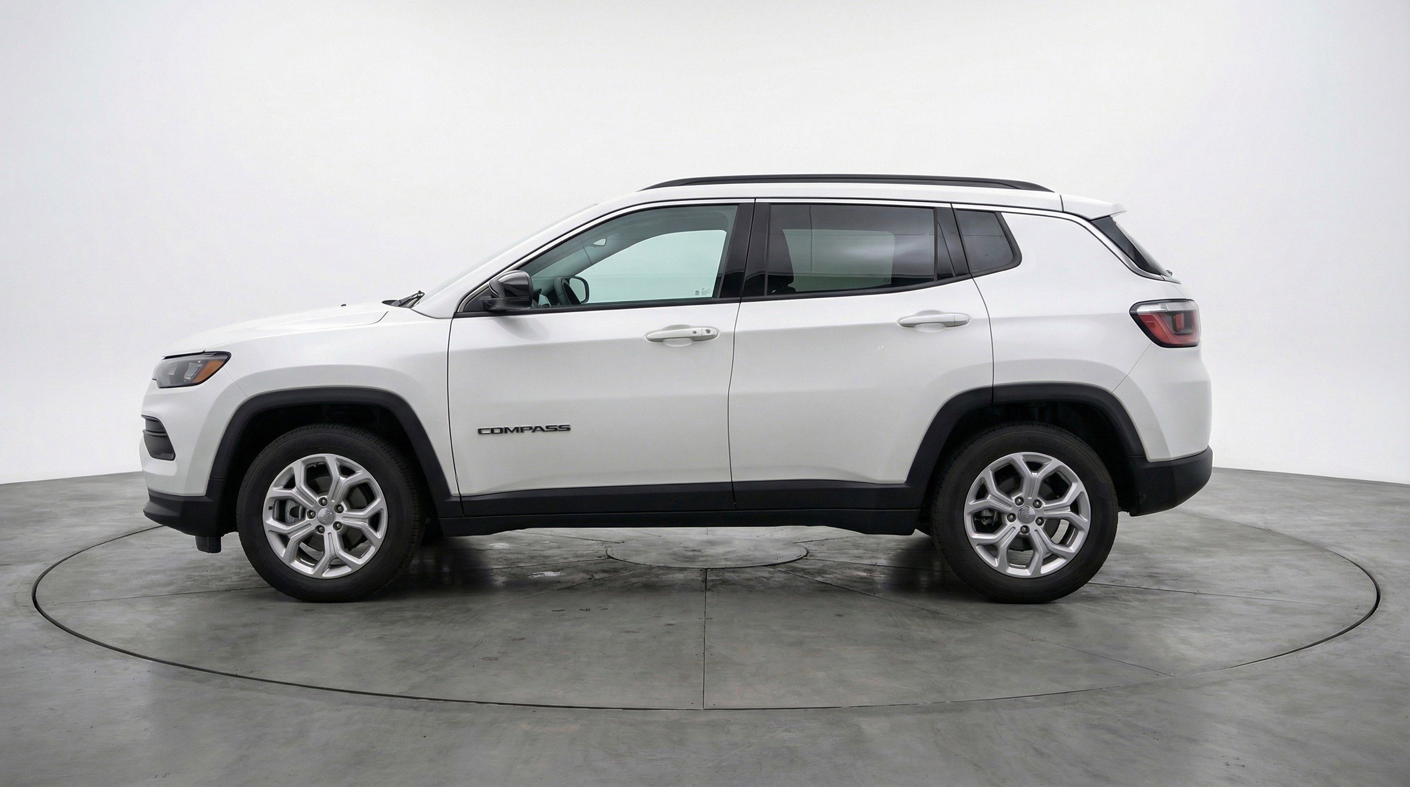 Used 2025 Jeep Compass Latitude AWD/4WD image 5