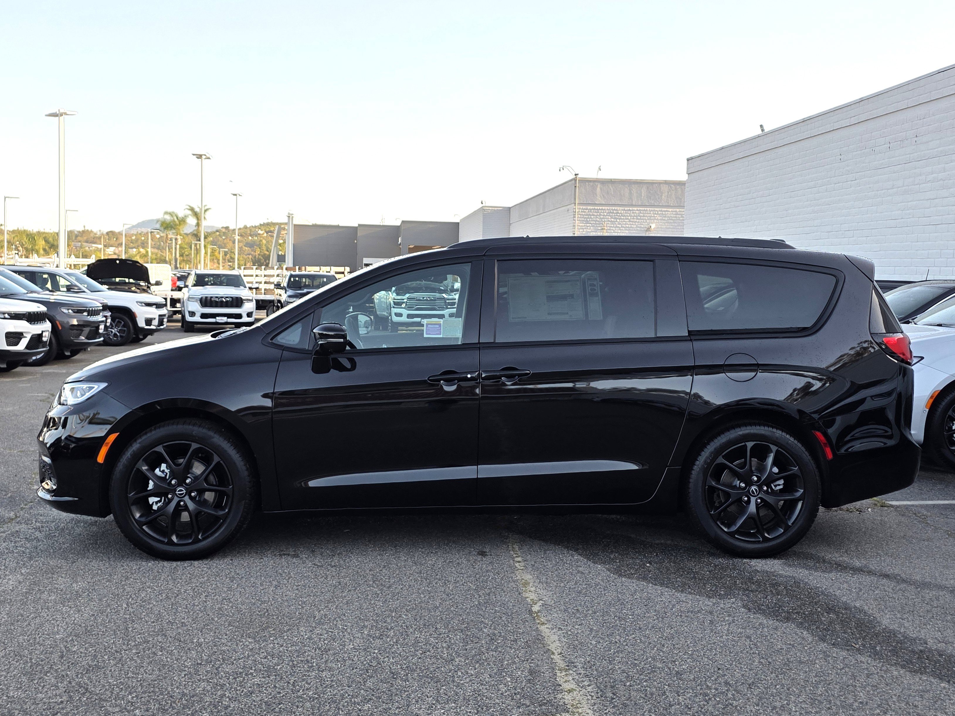 New 2026 Chrysler Pacifica Select w/ S Appearance Package image 2