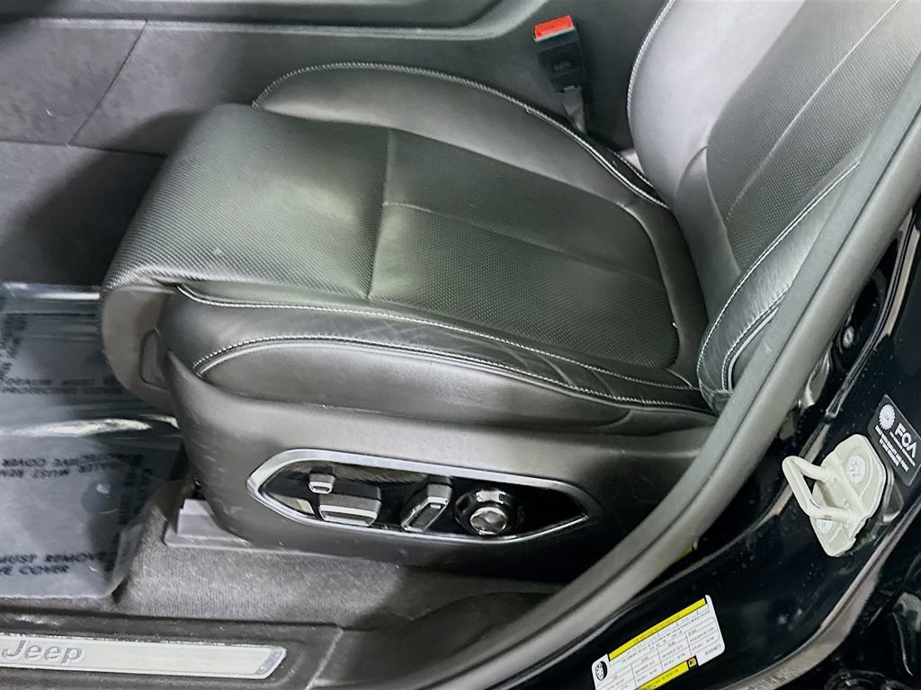 Used 2023 Jeep Grand Cherokee Overland w/ Luxury Tech Group IV AWD/4WD image 27
