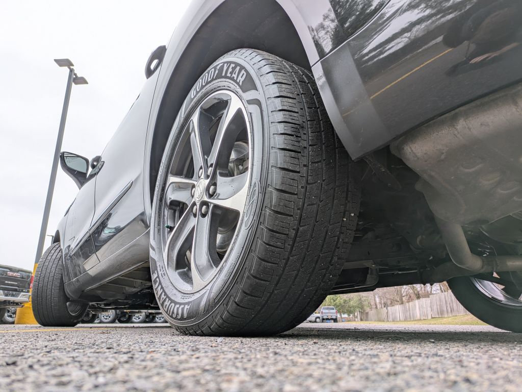 Used 2020 Buick Enclave Essence w/ Sport Touring Edition image 38