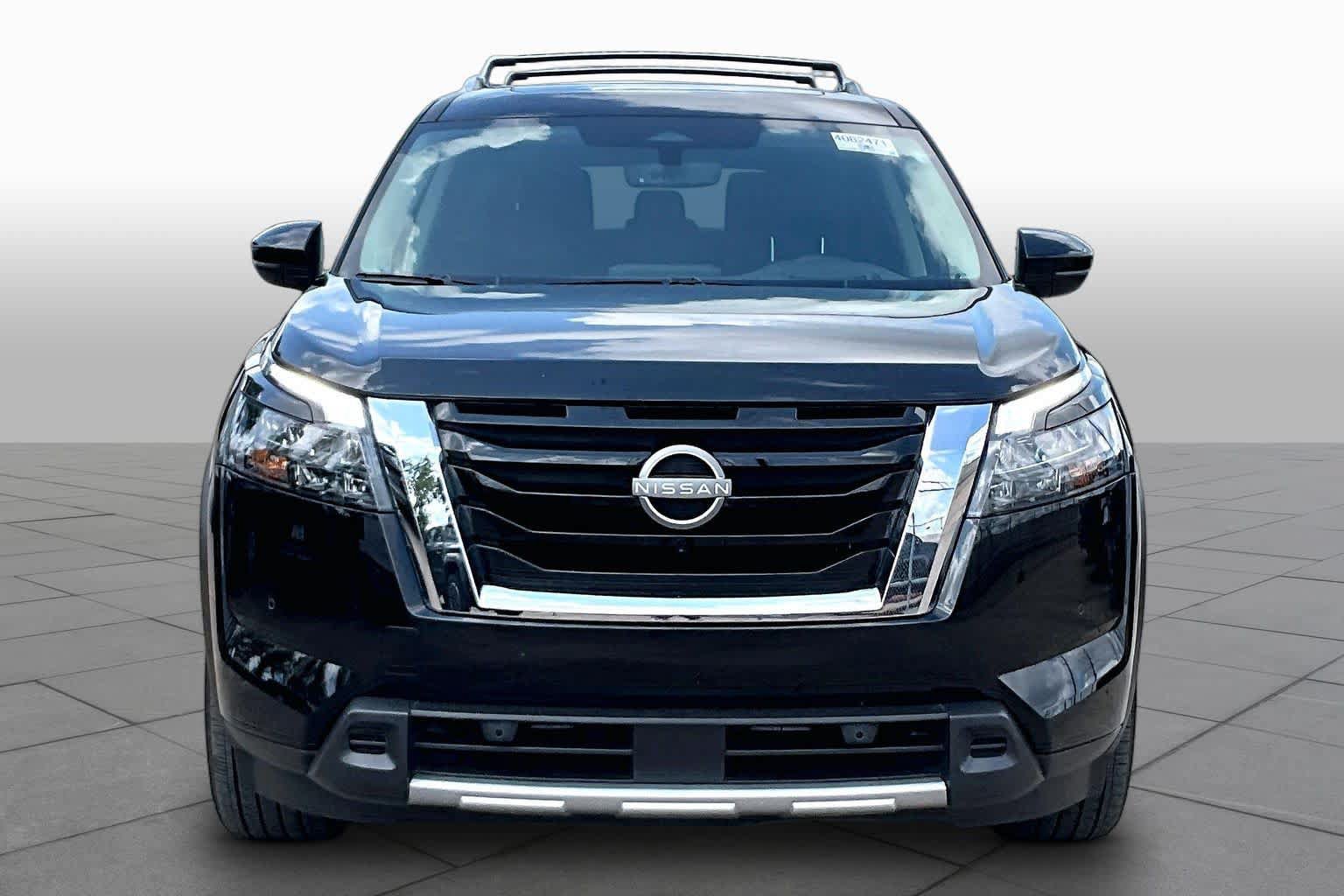 Used 2025 Nissan Pathfinder Platinum w/ Cargo Package FWD image 4