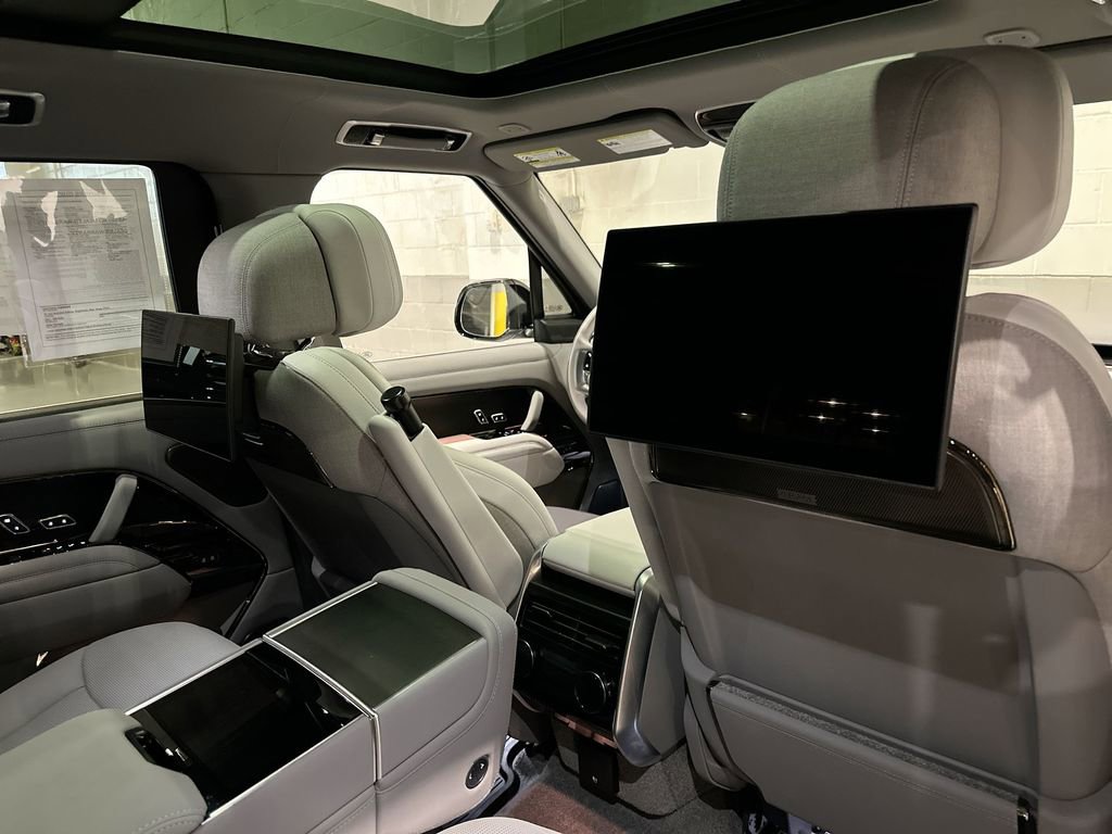 Used 2025 Land Rover Range Rover SV image 8