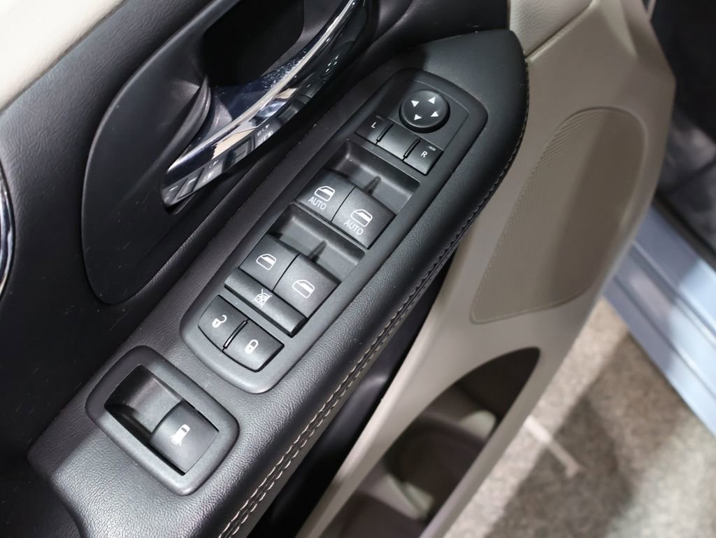 Used 2013 Chrysler Town & Country Touring image 12