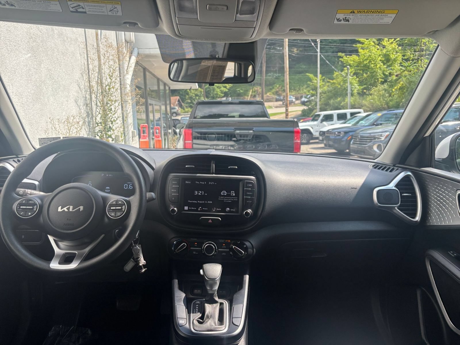 Used 2025 Kia Soul LX w/ LX Technology Package FWD image 30