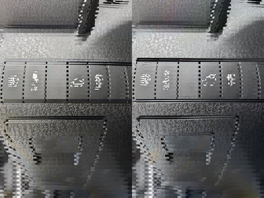 Used 2018 Toyota Camry LE image 28