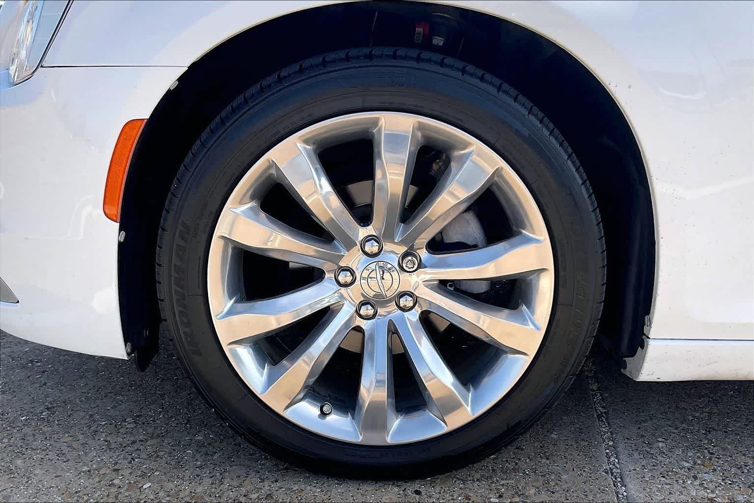 Used 2018 Chrysler 300 Touring w/ Chrome Appearance Package RWD image 7