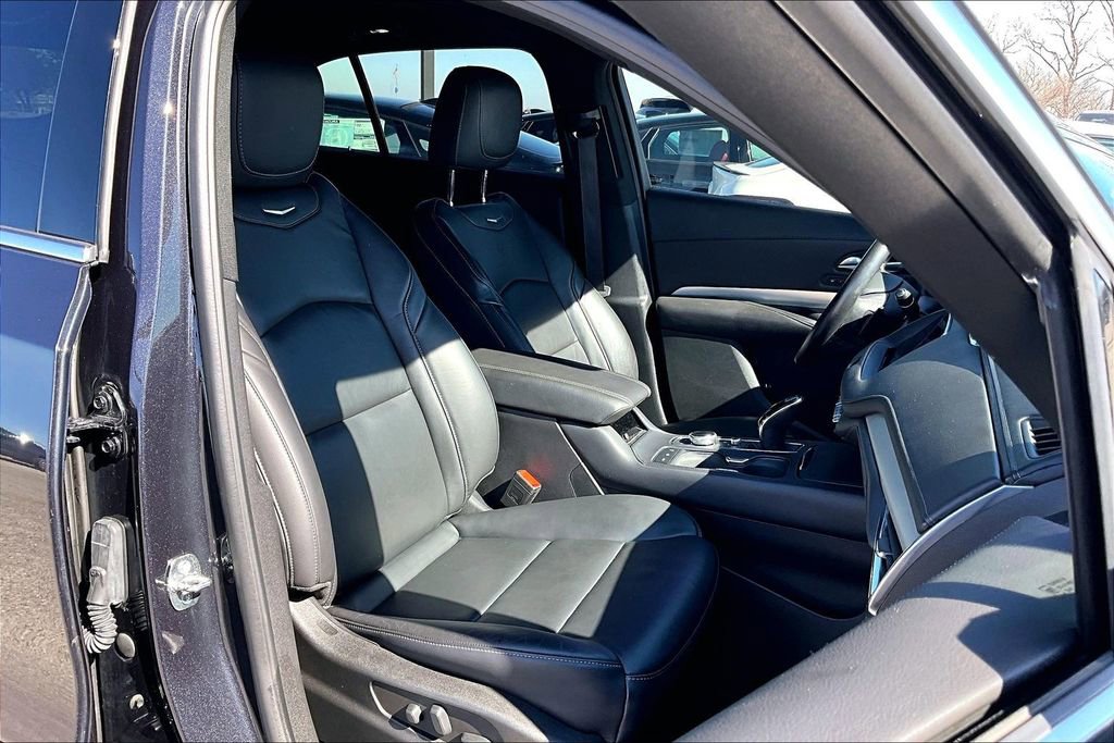 Used 2023 Cadillac XT4 Premium Luxury image 10