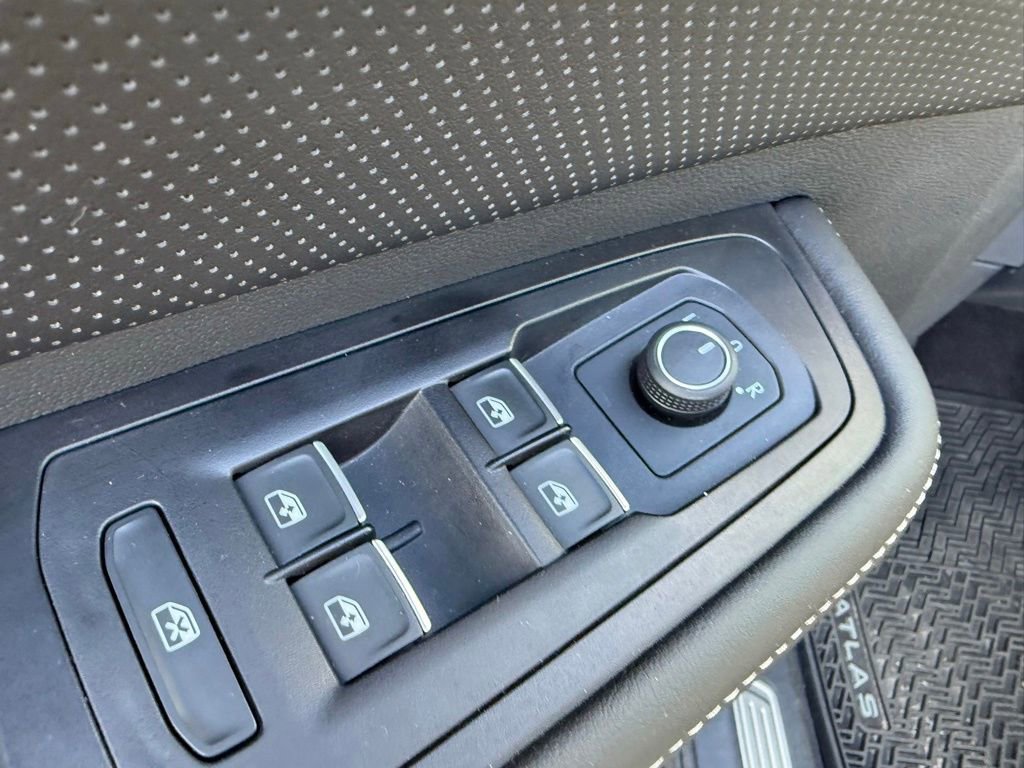 Used 2024 Volkswagen Atlas SE w/ Black Wheel Package image 11