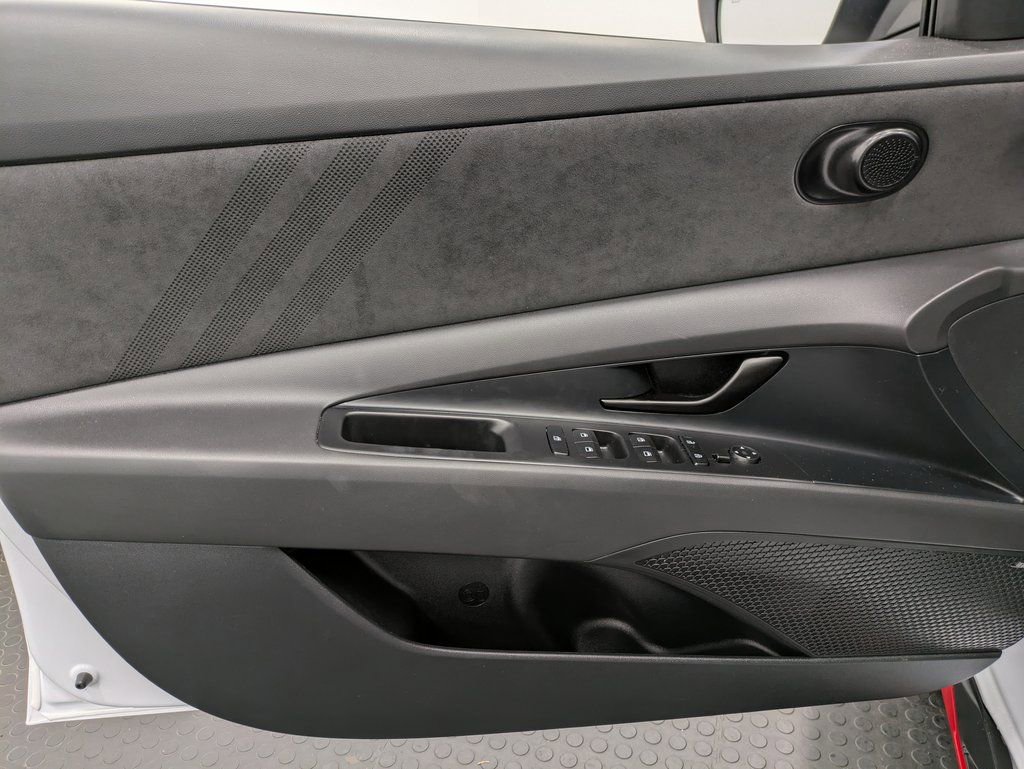 Used 2025 Hyundai Elantra N Base image 8