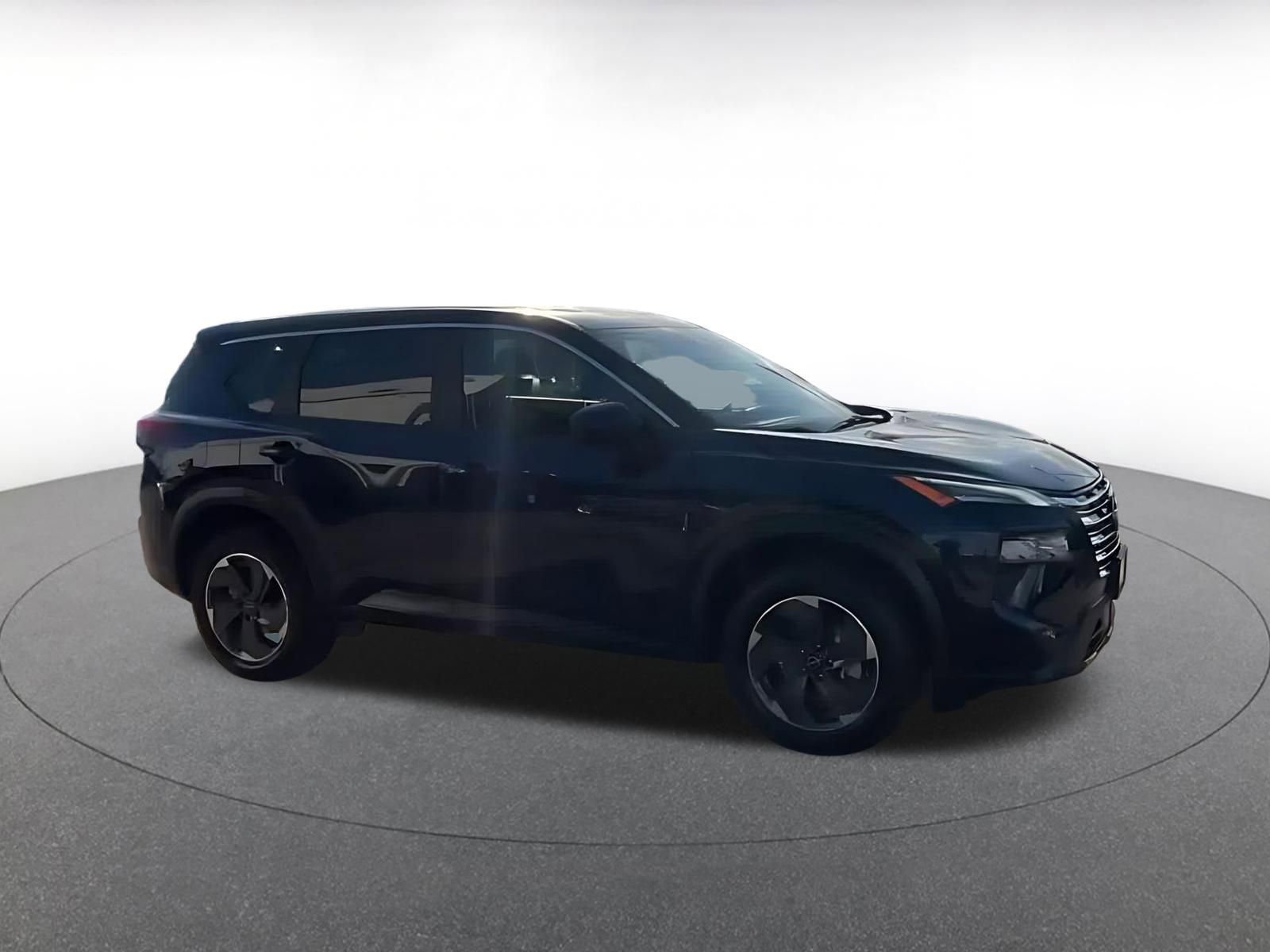 Used 2025 Nissan Rogue SV FWD image 2