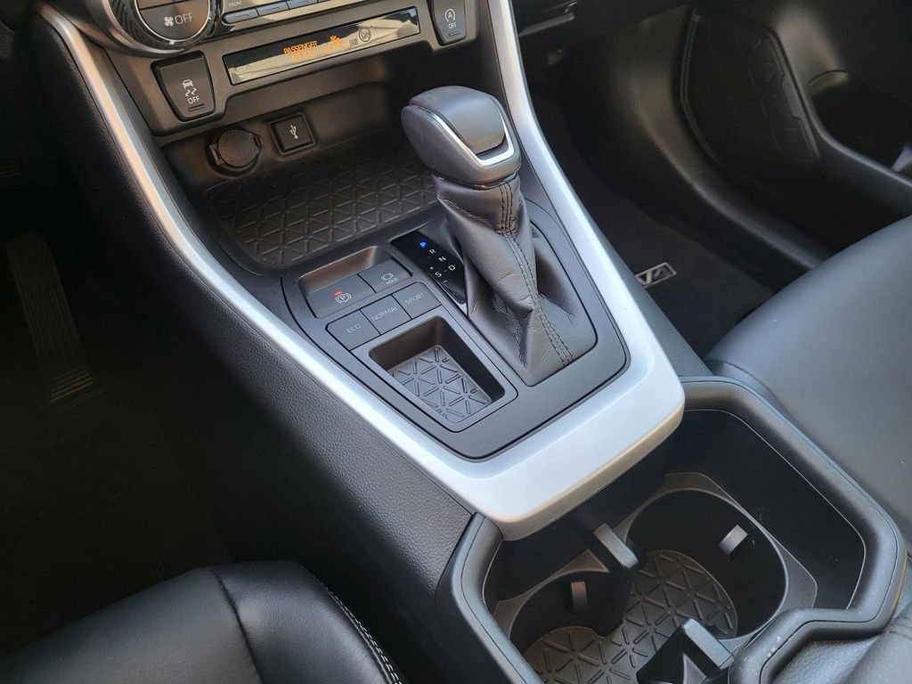 Used 2022 Toyota RAV4 XLE Premium image 29