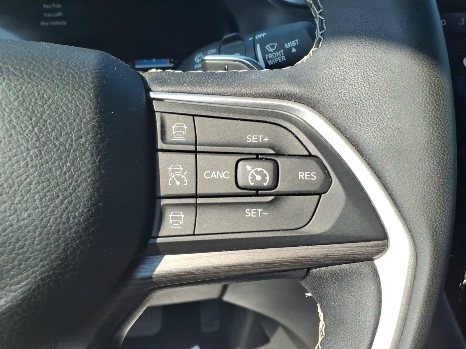 Certified 2023 Jeep Grand Cherokee Limited w/ Black Appearance Package AWD/4WD image 24