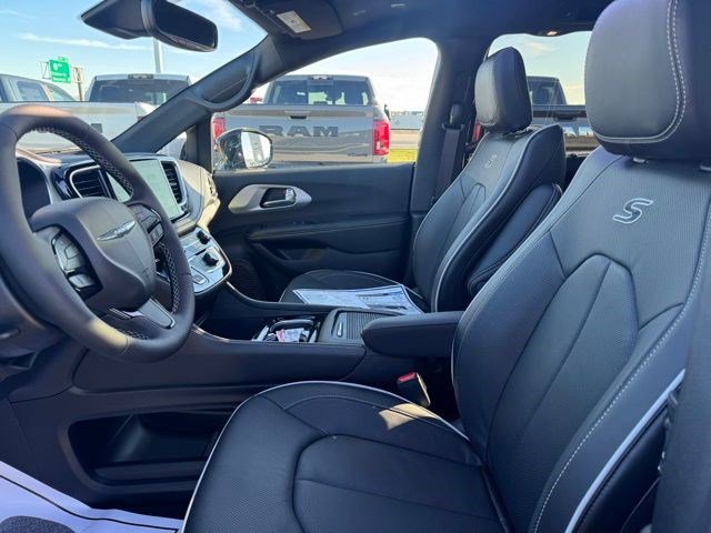 New 2026 Chrysler Pacifica Limited w/ S Appearance Package image 9