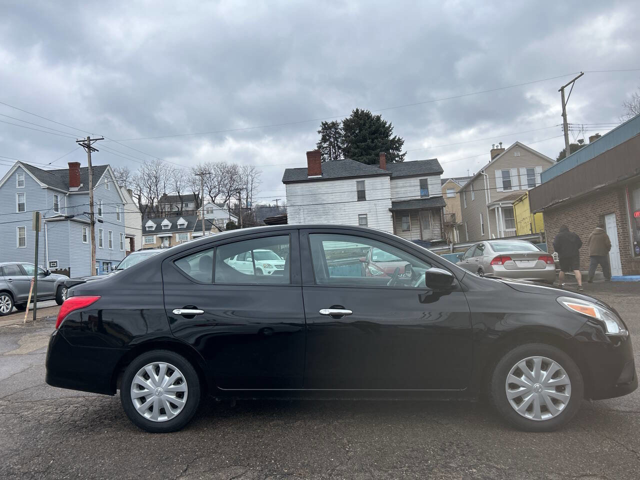 Used 2017 Nissan Versa SV image 4