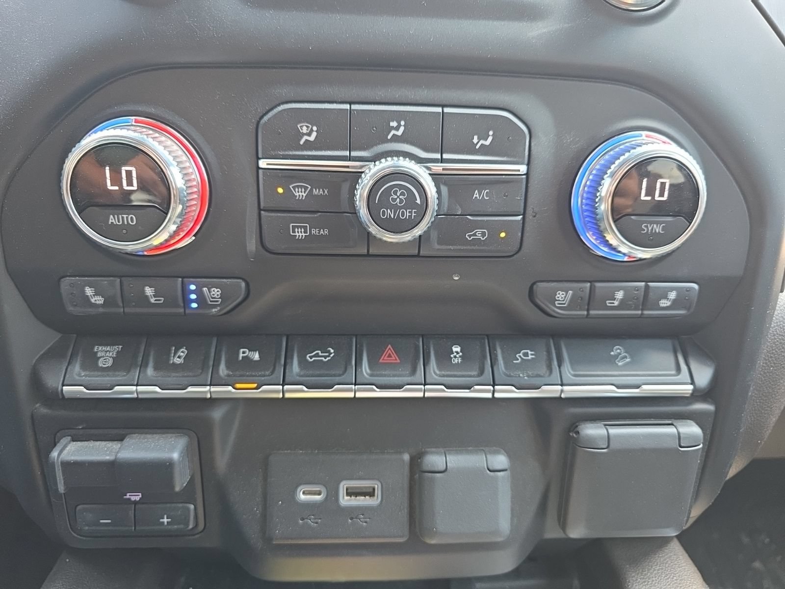Used 2022 GMC Sierra 3500 Denali AWD/4WD image 17