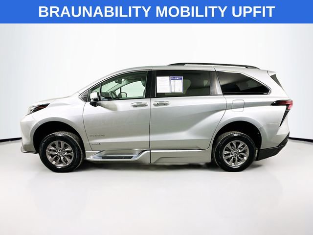 Used 2021 Toyota Sienna XLE w/ XLE Plus Package image 4