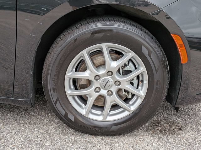 Used 2023 Chrysler Pacifica Touring-L FWD image 11