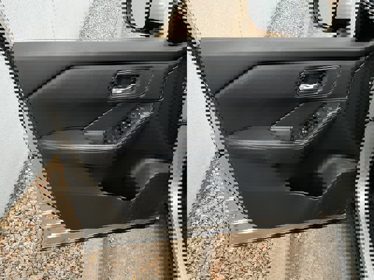 Used 2025 Nissan Rogue SV image 13