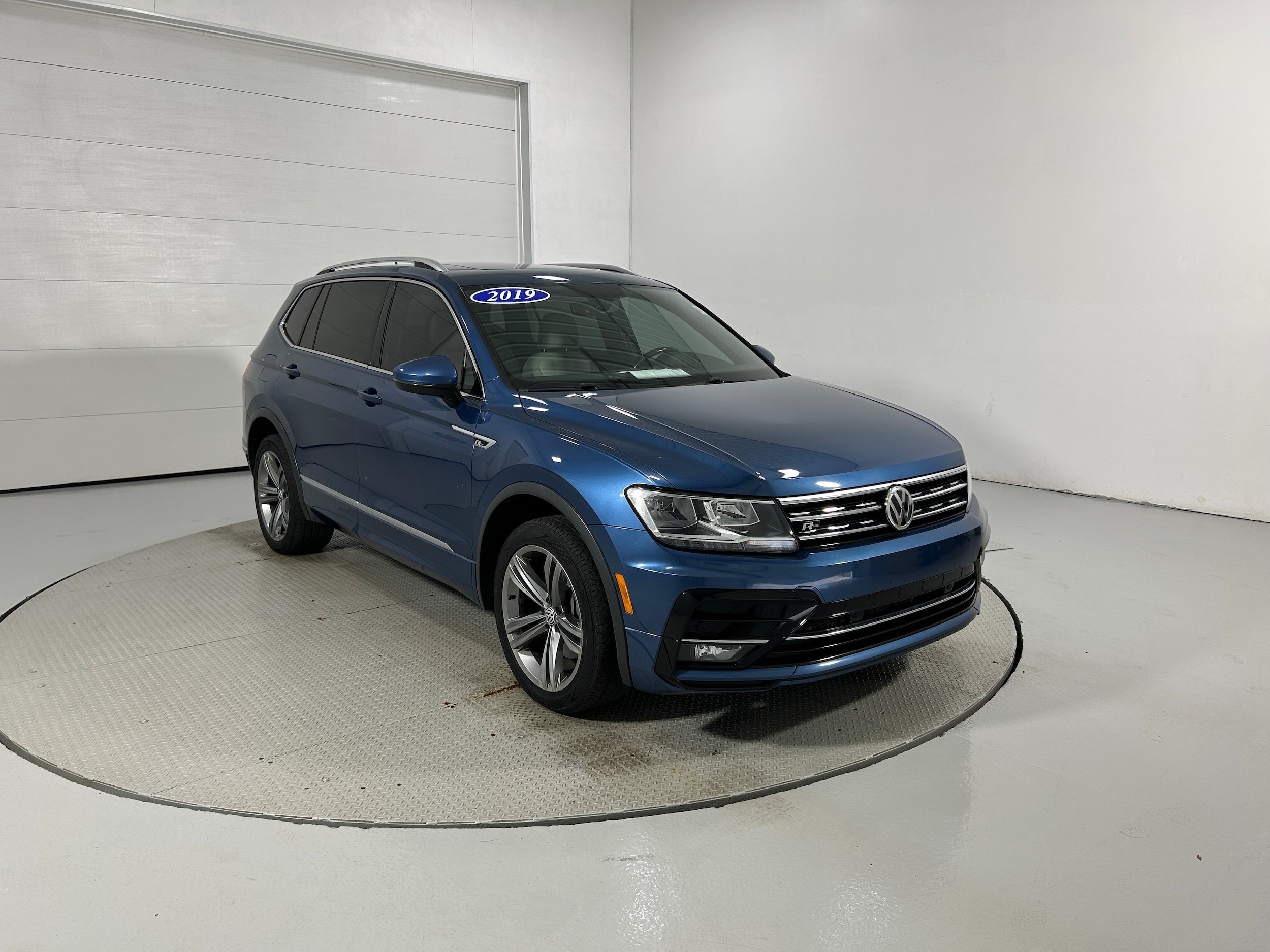 Used 2019 Volkswagen Tiguan SEL R-Line AWD/4WD image 2