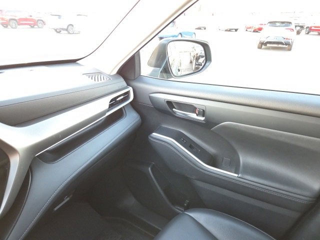 Used 2024 Toyota Highlander XLE image 13