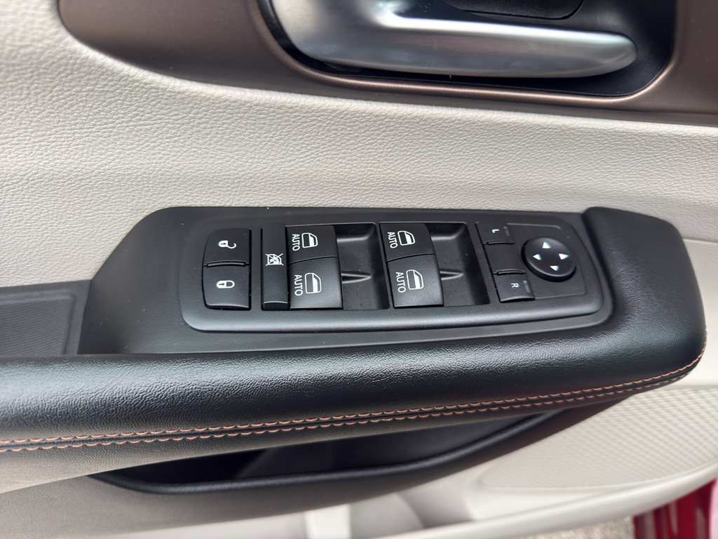 Used 2019 Chrysler Pacifica Touring-L Plus w/ Tire & Wheel Group FWD image 11