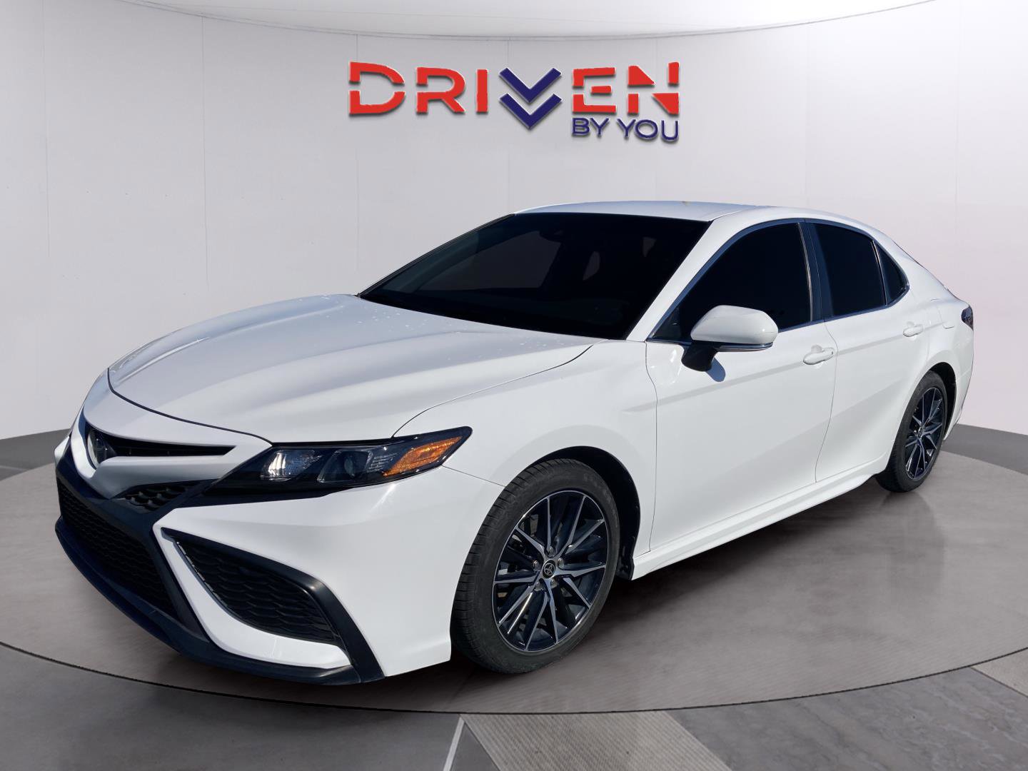 Used 2022 Toyota Camry SE image 2