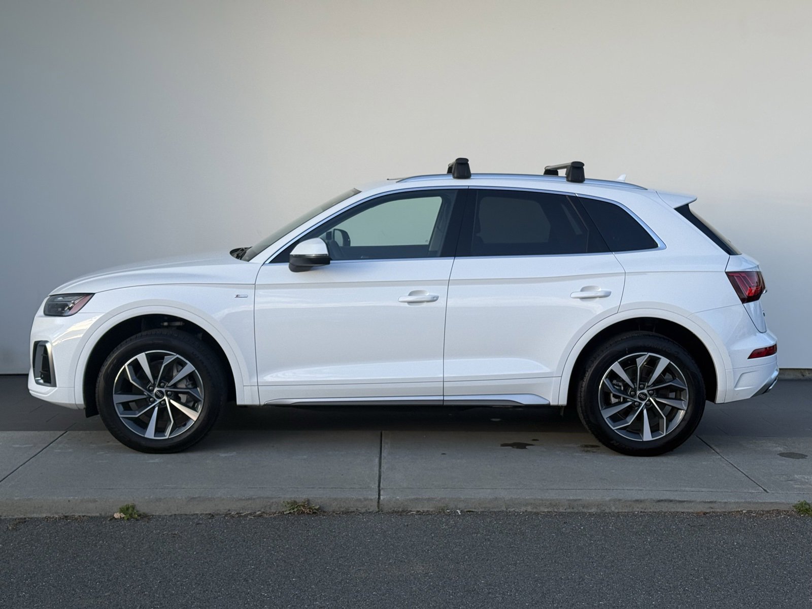 Used 2023 Audi Q5 2.0T Premium w/ Convenience Package image 4