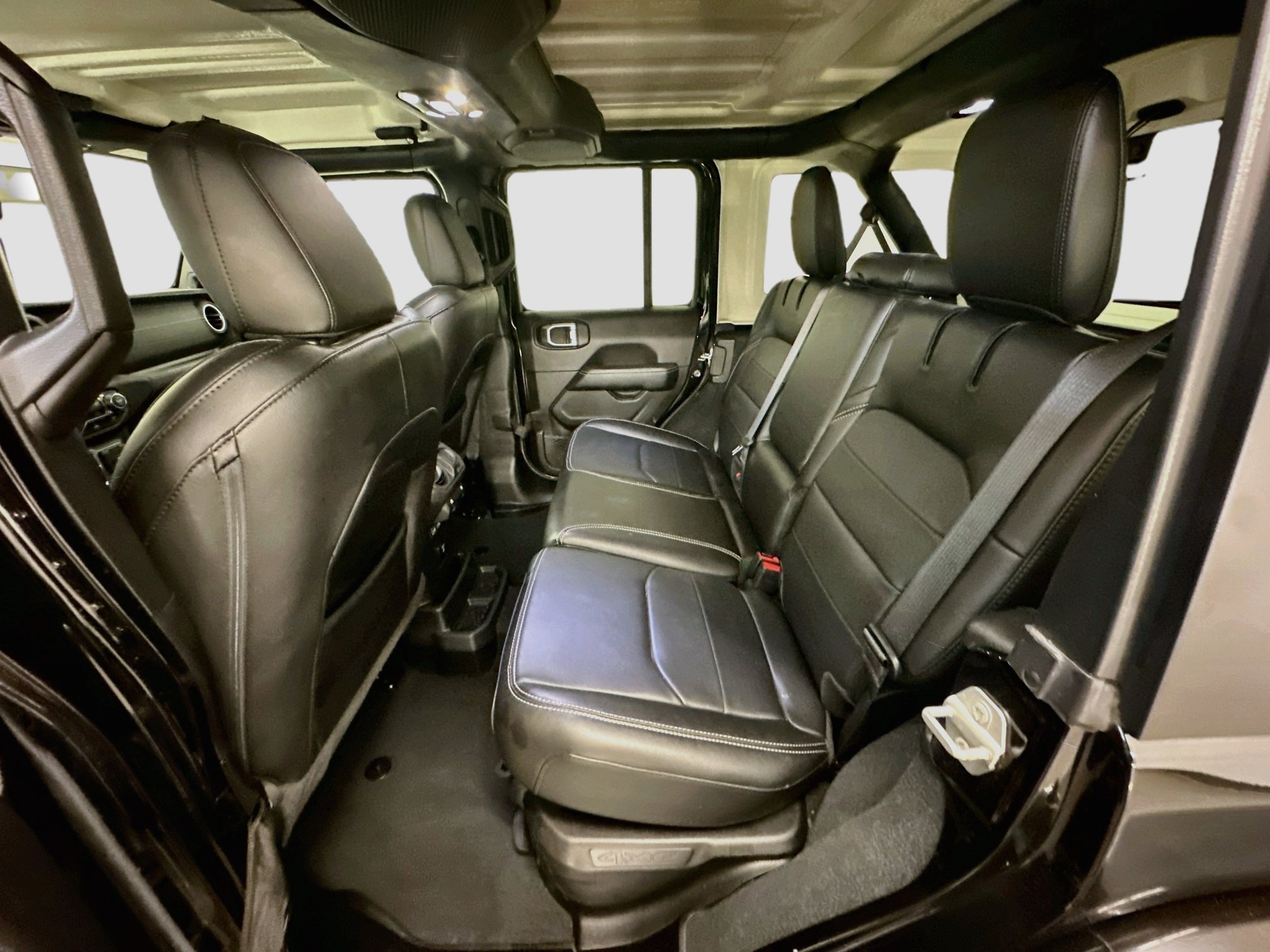 Used 2023 Jeep Wrangler Unlimited Sahara AWD/4WD image 28