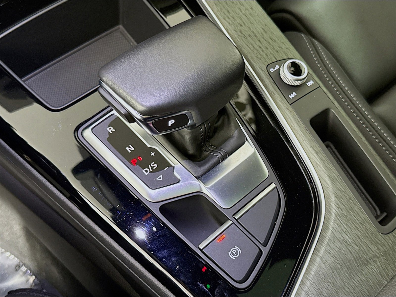 Used 2024 Audi A4 2.0T Premium w/ Convenience Package image 16