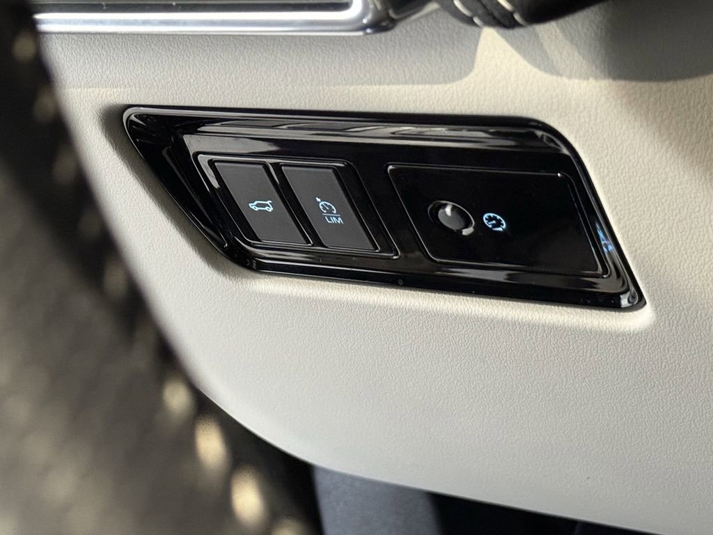 Used 2020 Jaguar F-PACE SVR image 22