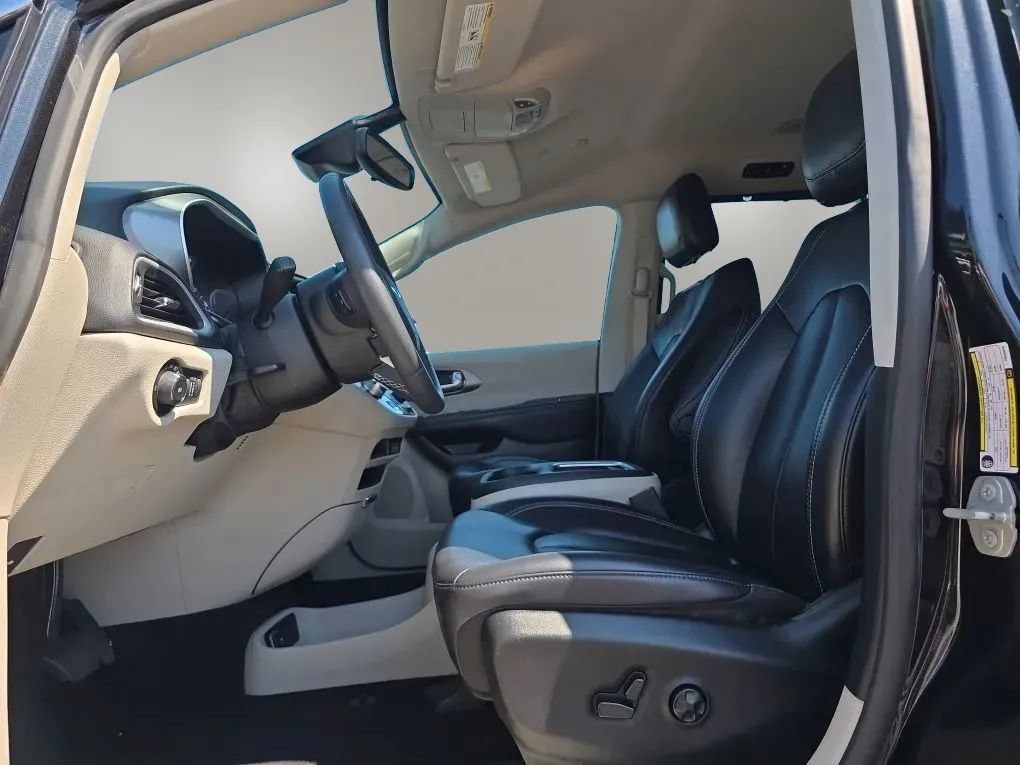 Used 2023 Chrysler Pacifica Touring-L FWD image 13