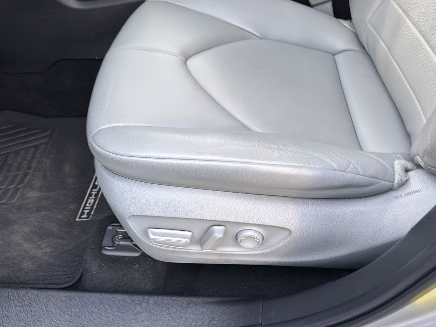 Certified 2023 Toyota Highlander XLE image 28