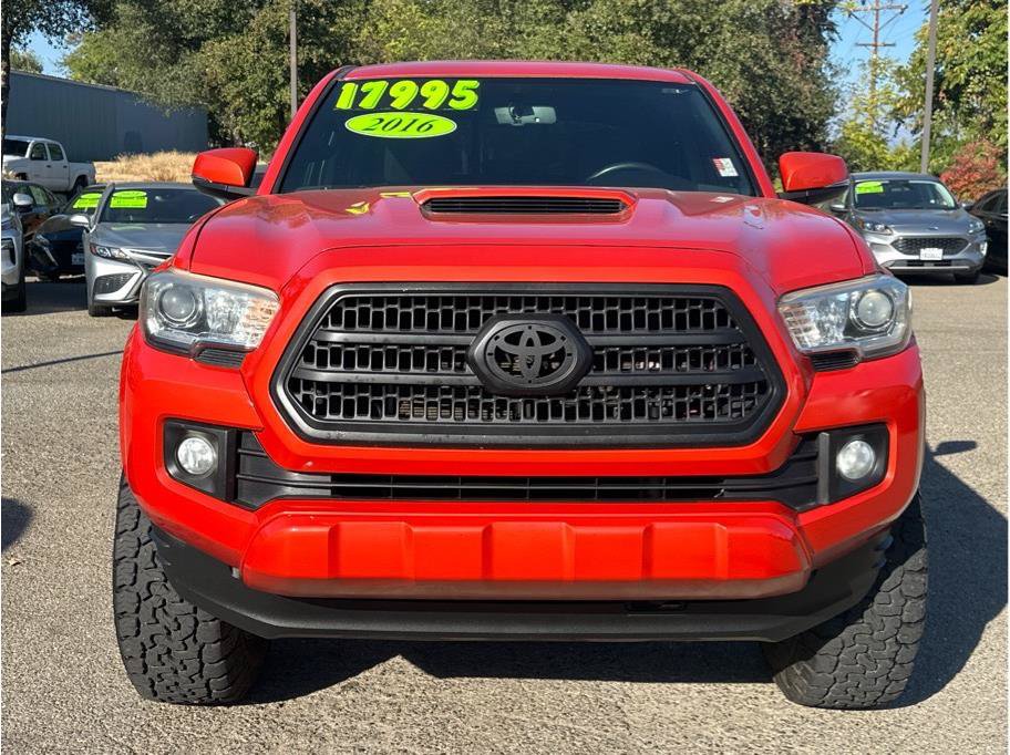Used 2016 Toyota Tacoma TRD Sport w/ Towing Package RWD image 2