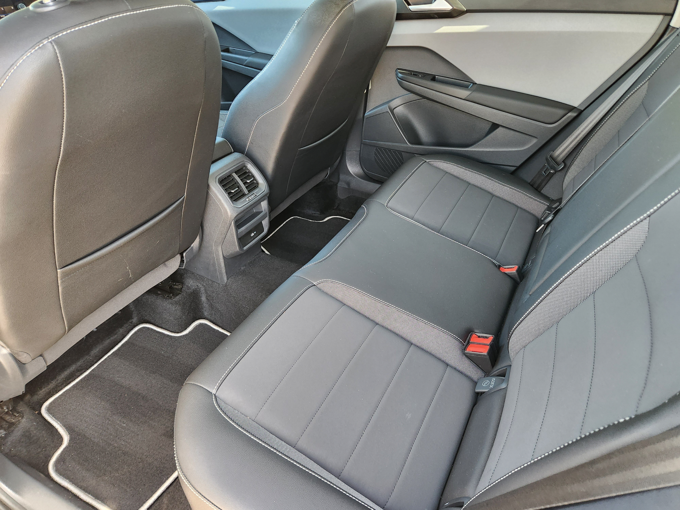 Used 2023 Volkswagen Taos SE w/ Panoramic Sunroof Package AWD/4WD image 27