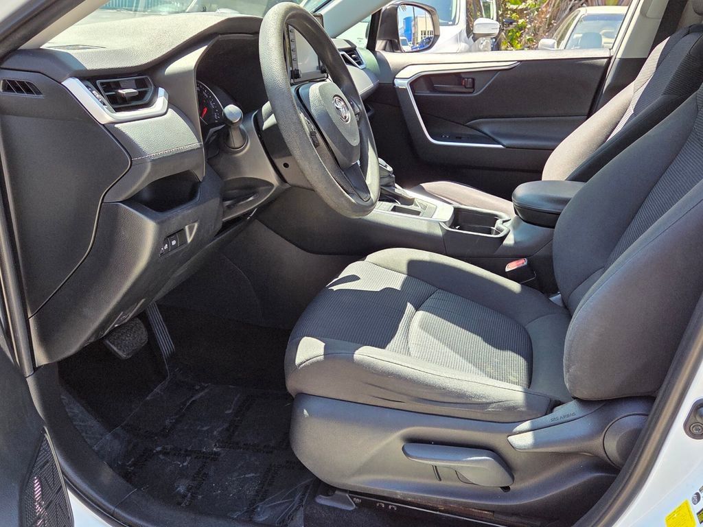 Used 2019 Toyota RAV4 LE FWD image 9
