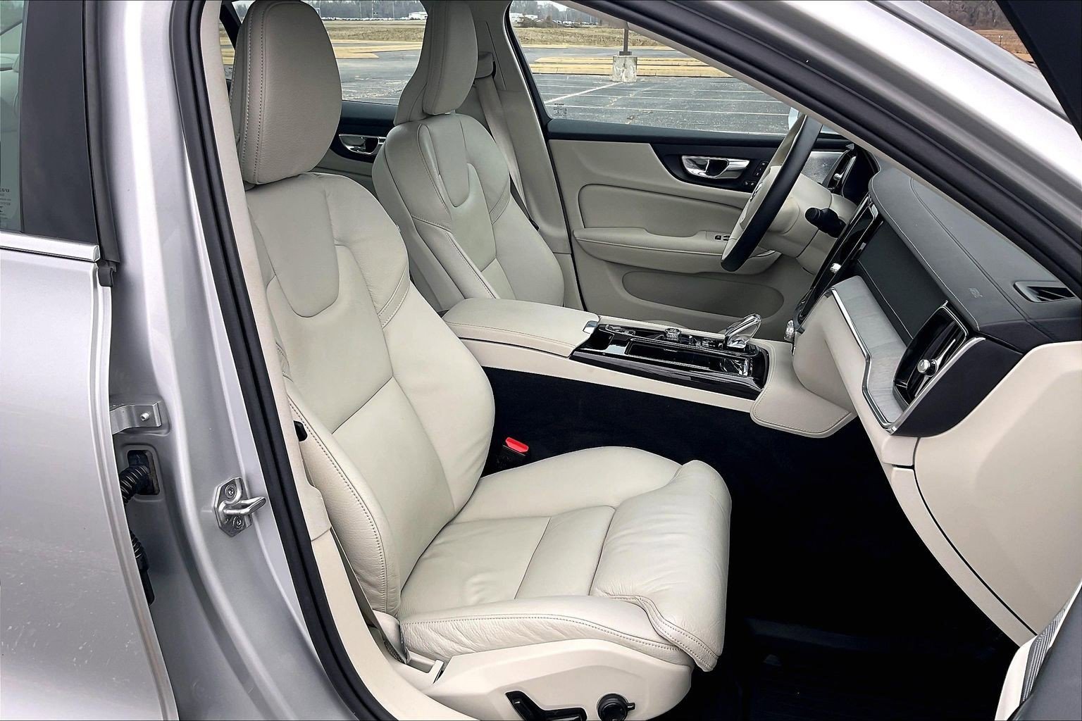 Used 2022 Volvo S60 T8 Inscription image 8