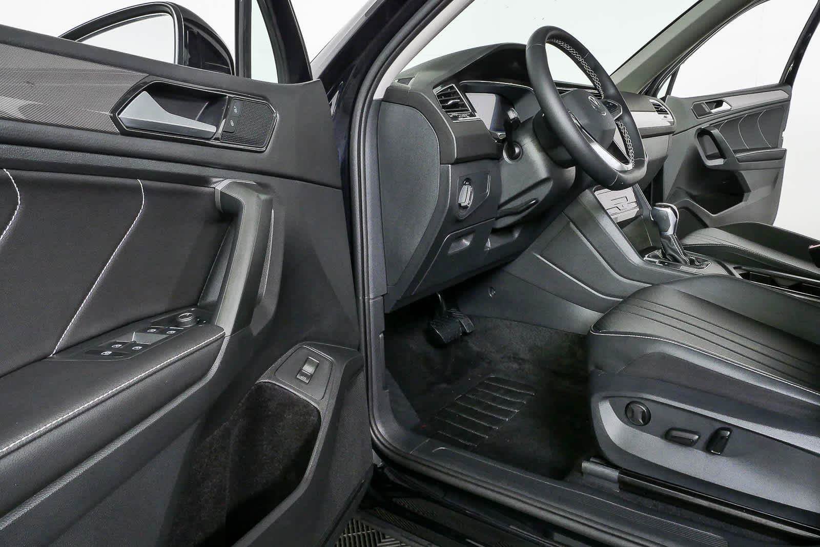 Certified 2024 Volkswagen Tiguan SE FWD image 7