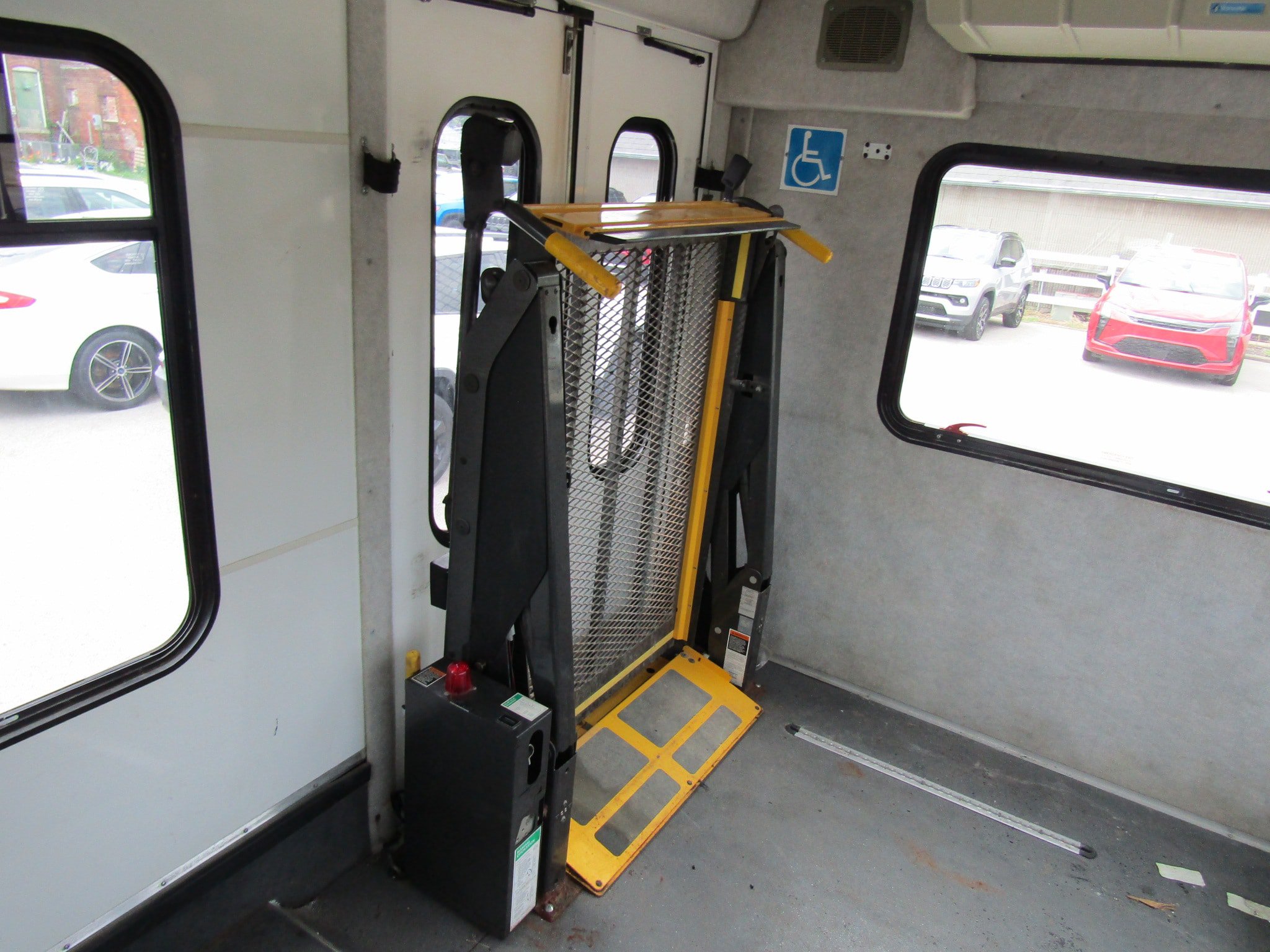 Used 2012 Ford E-450 and Econoline 450 Super Duty w/ Shuttle Bus Prep Pkg RWD image 12