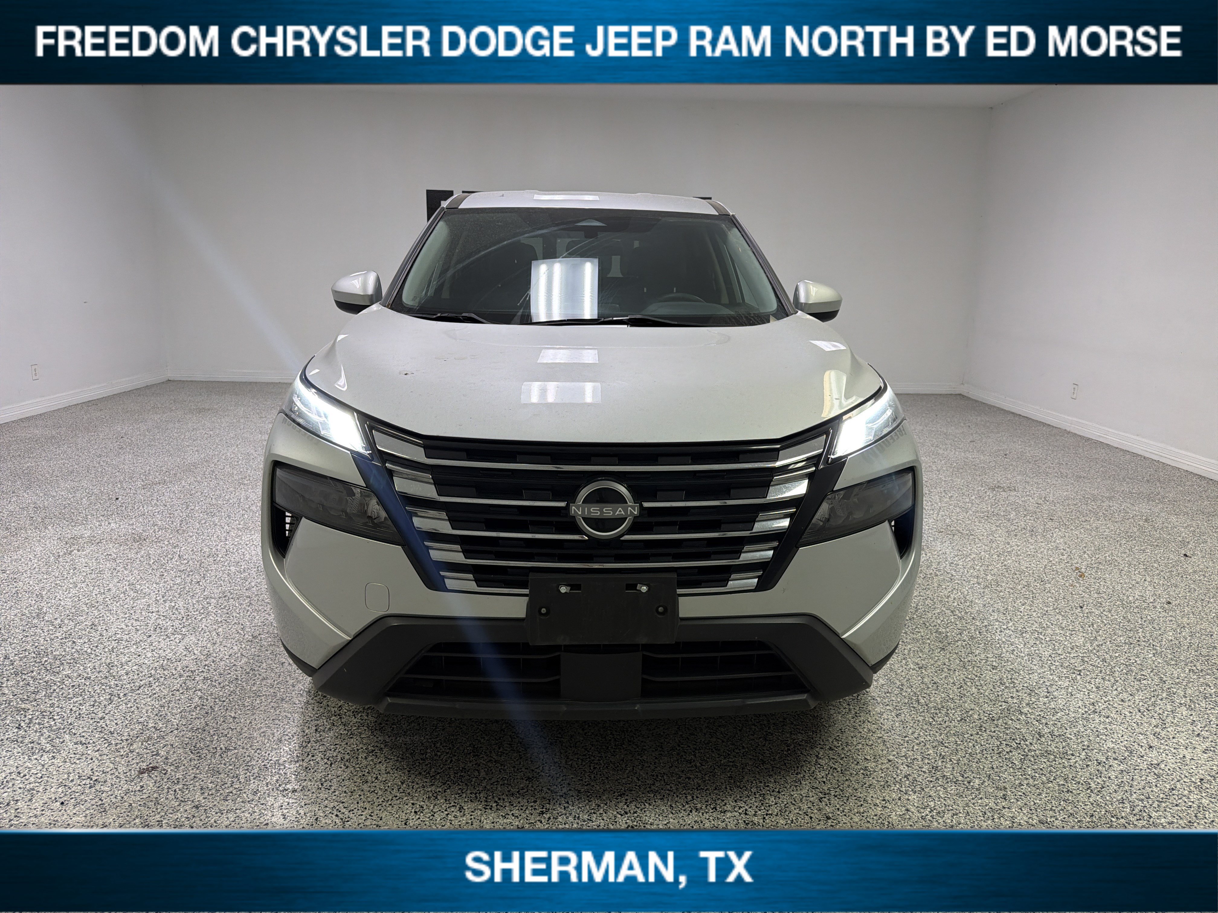 Used 2024 Nissan Rogue SV AWD/4WD image 2