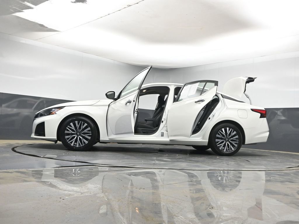 Used 2025 Nissan Altima 2.5 SV FWD image 47