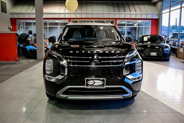 Used 2025 Mitsubishi Outlander AWD image 2
